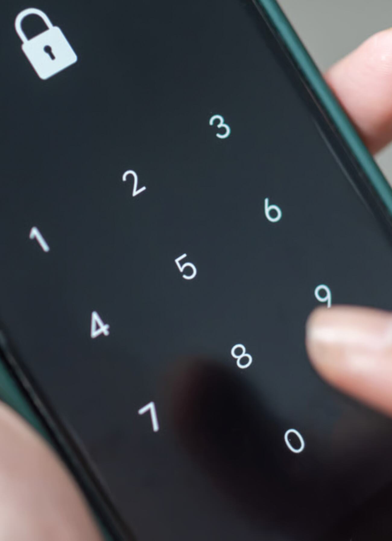 Pantalla de teléfono mostrando el desbloqueo de un patrón de seguridad